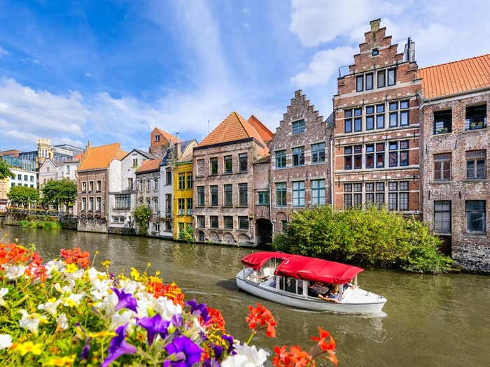 Kinh nghiệm xin visa du lịch Bỉ: Trải nghiệm khám phá thành phố Ghent bằng cách đi bộ hay đi thuyền.