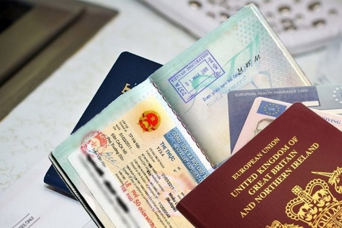 Thủ tục xin visa đi Đức thăm thân: Cung cấp các loại giấy tờ mà Đại sứ quán yêu cầu.