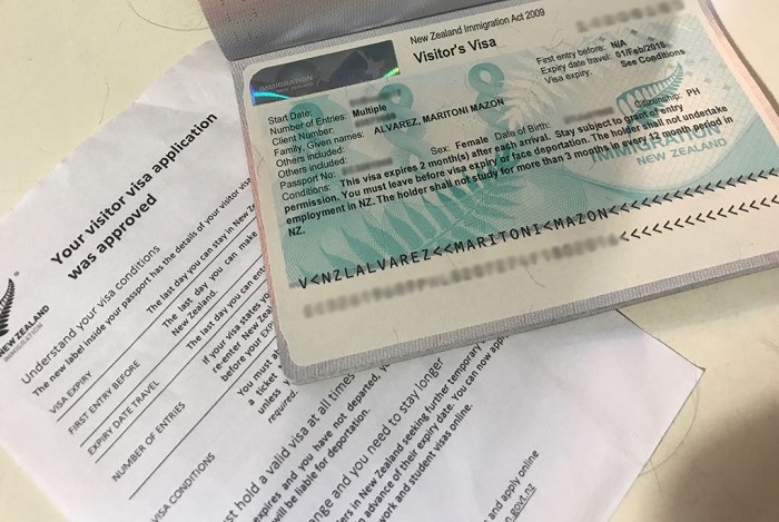 Visa du lịch New Zealand dán được đóng nhãn trực tiếp vào hộ chiếu - Ảnh: Internet
